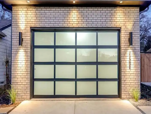 Moderne Aluminium-Glas-Abschnitttür Pulverbeschichtung Doppelverglasung Manuelle oder automatische Spiegel Glas Garagentüren