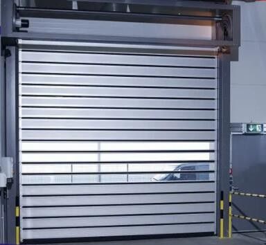 Automatischer vertikaler Industrieaufzug für den Innenbereich mit Hochgeschwindigkeits-Spiraltür-Sandwichplatte 70 mm für Durchgang im Freien