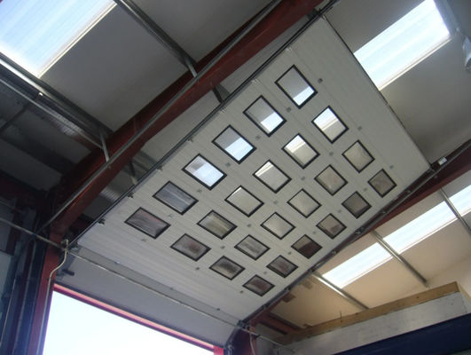Automatisches gleitendes obenliegende Schnitttür industrielles vertikales anhebendes geschnitteniP 54