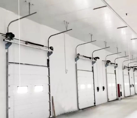 Kommerzielle obenliegende Schnitttüren isolierten die vertikales elektrische Metallautomatische Garage