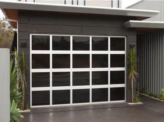 Schwarze Aluminium-Abschnitttür mit ausgezeichneter Isolierung und Doppelverglasung Automatisches schwarzes Aluminium-Glas