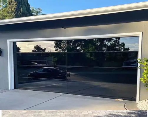 Schwarze Aluminium-Abschnitttür mit ausgezeichneter Isolierung und Doppelverglasung Automatisches schwarzes Aluminium-Glas