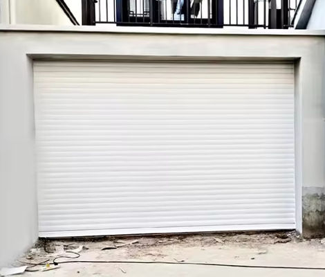 Stahldoppelhäutige oberflächliche Abschnitttür mit verriegelbarem Griff Fernbedienung vertikale oberflächliche Garage Rolltür