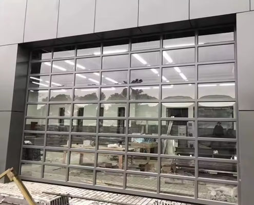 Moderne Aluminium-Abschnitttür in verschiedenen Farben mit Doppelverglasung 9x8 9x7 16x7 Moderne Obertür