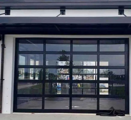 Moderne Garagentorsicherungen aus Aluminiumglas mit schlankem Design