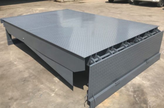 Dock Door Levelers Workshop Automatische Dockplatte 25000-40000LBS Sicheres Design mit anpassbarer Deckhöhe und Sicherheitsbalken
