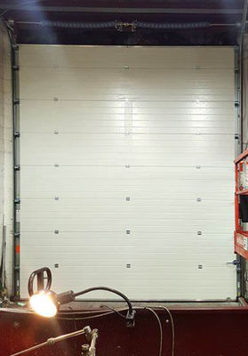 Aluminium-Schwelle Sektionelle Obertür 50mm-80mm Dicke Isolierte benutzerdefinierte Isolierte Klappen Vertikalhebeplatte verwendet