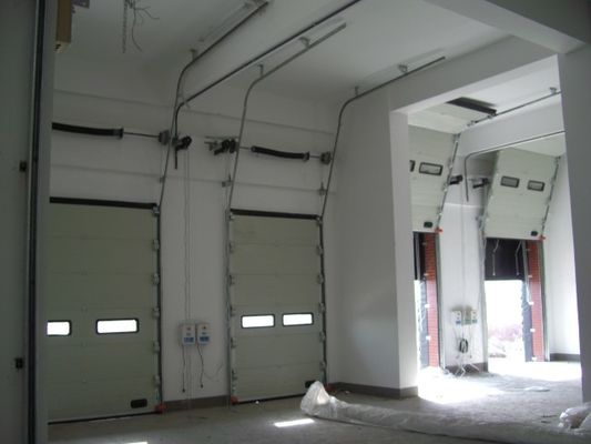 Bester Preis  Feuerwehrstation Automatisch Geformte Industriehublager-Sektionaltore mit Notentriegelung und kundenspezifischem Design für Fabriken