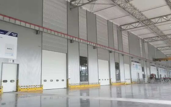 Feuerwehrwache Automatische Hochleistungs-Industrie-Hubtore | PU-Paneel Sektionaltore mit wetterfestem Design und Industrie-Sektionaltore
