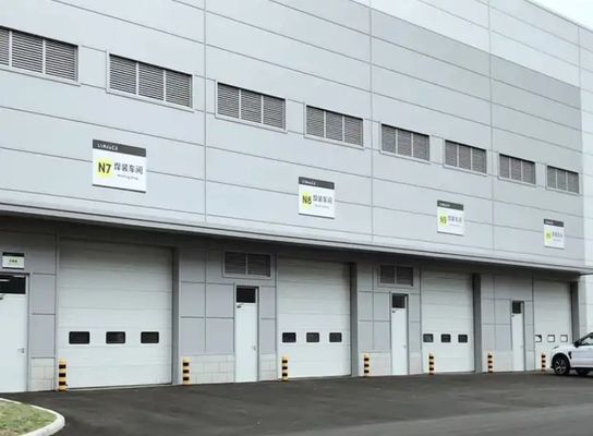 Feuerwehrwache Automatische Hochleistungs-Industrie-Hubtore | PU-Paneel Sektionaltore mit wetterfestem Design und Industrie-Sektionaltore