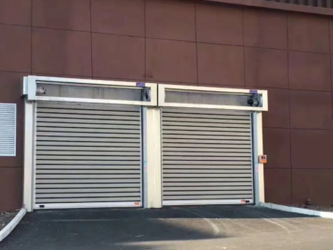 Kundenspezifische isolierte Rolltore für Industrie, hochwertige Außenanwendung, Schließgeschwindigkeit 0,8 m/s, Aluminium, transparente Hochgeschwindigkeits-Spiraltore, Sicherheit und Effizienz