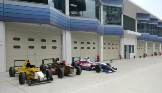 Große Industrie-Werkstatt Sektionaltor Flach- oder Konturplatten-Design 50mm-80mm Dicke Isolierte Sektionaltore