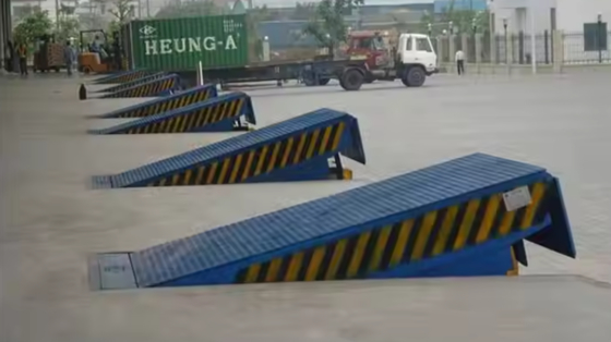 Dock-Tür-Ebenen-Werkstatt Automatische Dockplatte mit Sicherheitsbalken Effiziente 8T-Schwerlast-starke Stahl-Ladungsplattform für Lagerhallen