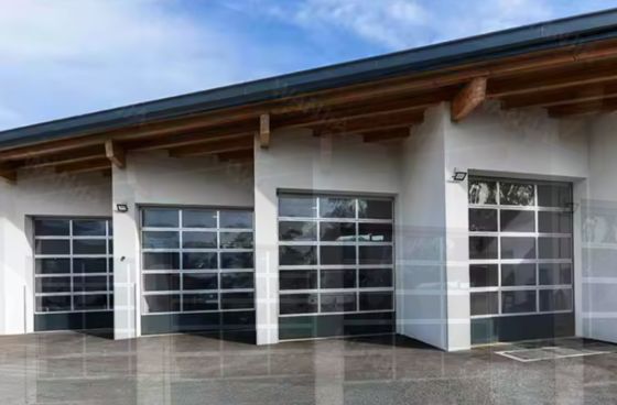 Modernes Design Stil Wasserdichtigkeit Automatisches Schwarzes Aluminium Mattiert Transparentes Glas Sektional Garagentor mit Sektionalem Design