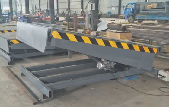 Handfernbedienung Günstiger Logistik-Hubtisch Feste hydraulische Container-Docktür-Nivellierer Werkstatt Automatische Rampe Elektrischer Nivellierer