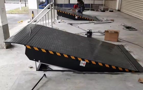 Anpassbare Plattformgröße Werkstatt Automatische Dockplatte Dock Tür Leveler 25000-40000LBS Sicheres Design Anlage vor Ort