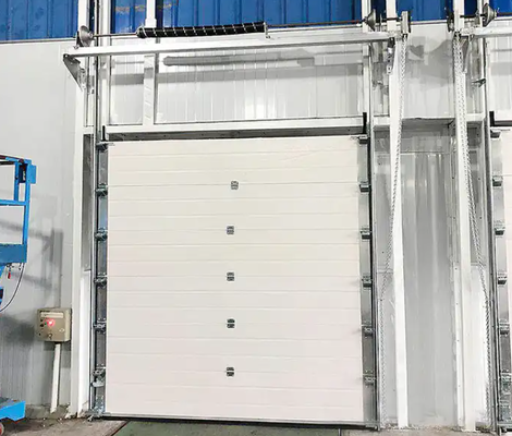 Überkopf-Gewerbe-Sektionaltore Feuerwehr Nicht standardmäßige kundenspezifische industrielle Sektionaltore aus Stahl Automatisch geformt wetterfest