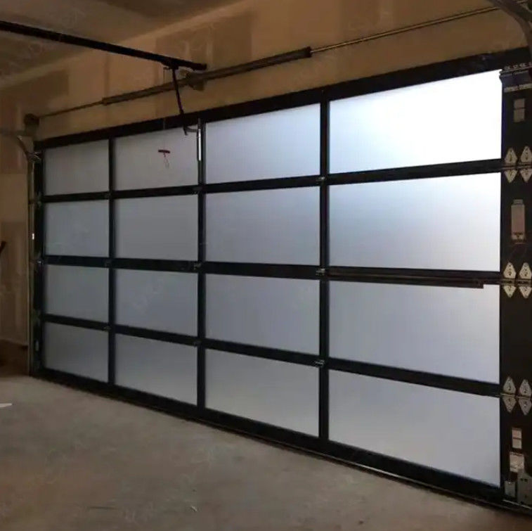 Sicherheits-Aluminium-Abschnitttür mit modernem Design Doppelverglasung Glas Ausgezeichnete Isolierung Wohn modern Fernbedienung