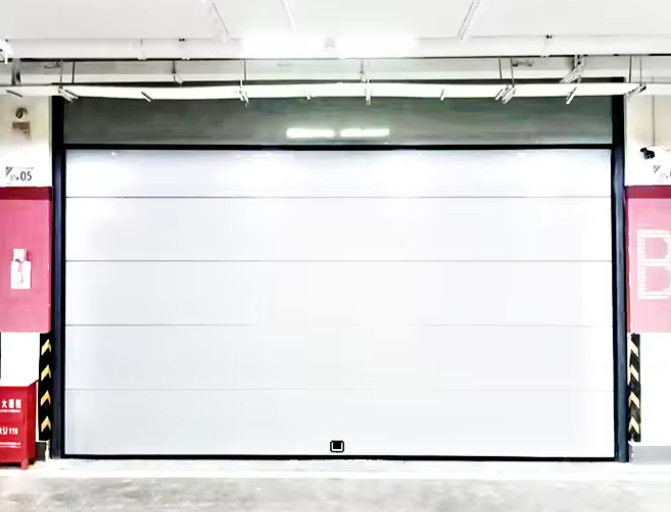 Stahldoppelhäutige oberflächliche Abschnitttür mit verriegelbarem Griff Fernbedienung vertikale oberflächliche Garage Rolltür