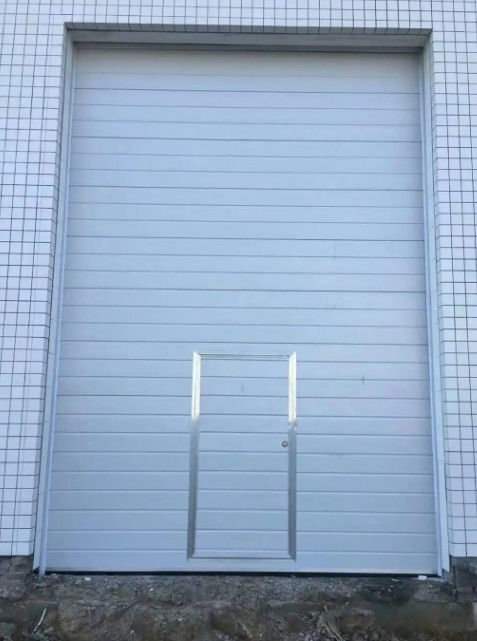 Aluminium-Schwelle Sektionelle Obertür 50mm-80mm Dicke Isolierte benutzerdefinierte Isolierte Klappen Vertikalhebeplatte verwendet