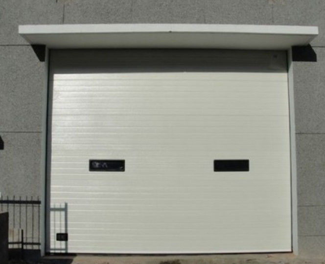Flach oder kontourförmiges Panel Design Isolierte Garagentor Sektion Commercial For Mall 50mm-80mm Dicke Industrielle vertikale Aufzug Tür