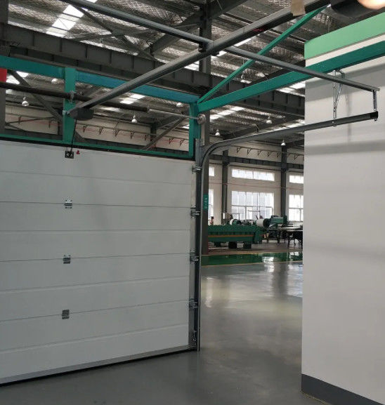 Automatische vertikale Hebe-Schiebe-Sektionaltore aus grauem Stahl mit Isolierung, 50 mm - 80 mm Dicke, für gewerbliche und industrielle Garagen, Lagerhallen und Tore