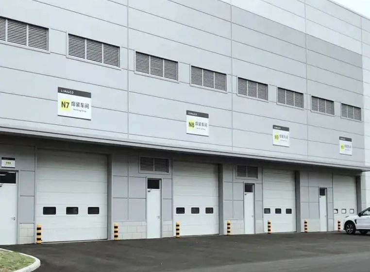 Feuerwehrwache Automatische Hochleistungs-Industrie-Hubtore | PU-Paneel Sektionaltore mit wetterfestem Design und Industrie-Sektionaltore