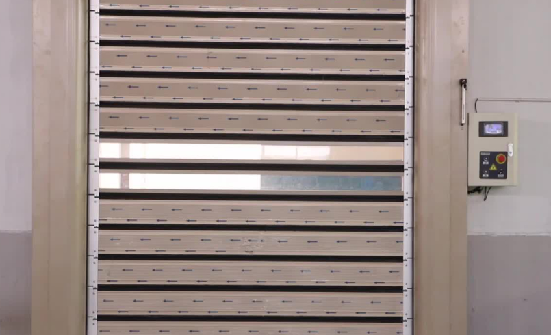Kundenspezifische isolierte Rolltore für Industrie, hochwertige Außenanwendung, Schließgeschwindigkeit 0,8 m/s, Aluminium, transparente Hochgeschwindigkeits-Spiraltore, Sicherheit und Effizienz