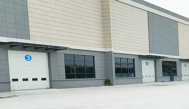 Große Industrie-Werkstatt Sektionaltor Flach- oder Konturplatten-Design 50mm-80mm Dicke Isolierte Sektionaltore