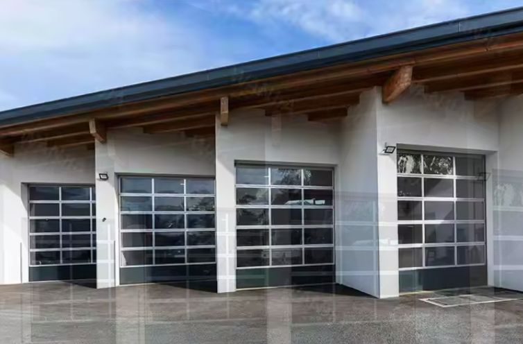 Modernes Design Stil Wasserdichtigkeit Automatisches Schwarzes Aluminium Mattiert Transparentes Glas Sektional Garagentor mit Sektionalem Design