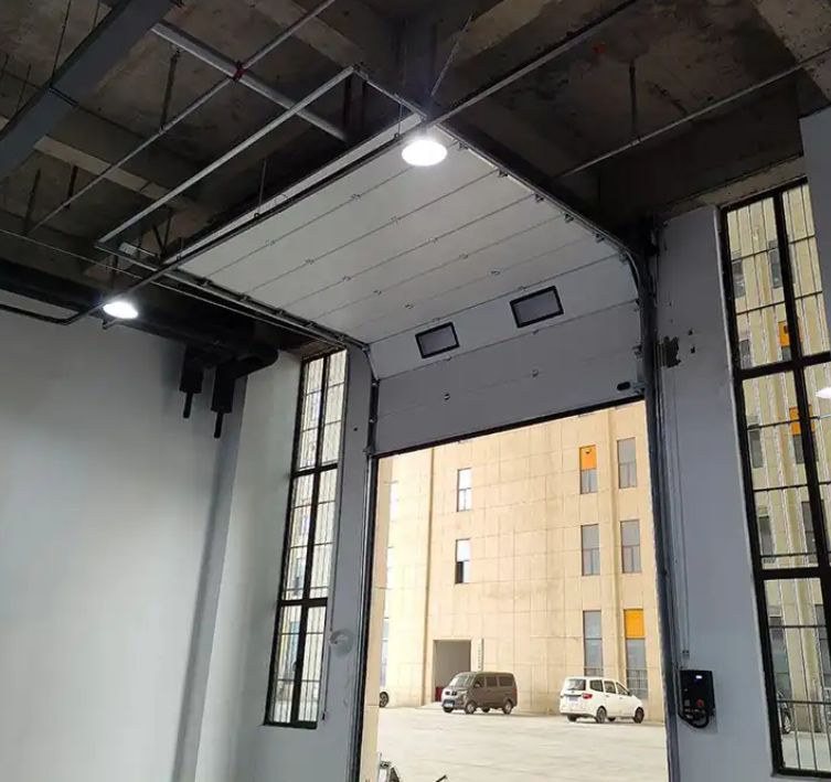 Vinyl-Schwellen-Sektional-Rolltor 50 mm-80 mm Dicke Neues Industrie-Wärme-Isoliertes Sicherheits-Automatiktor für Werkstatt-Garagentor