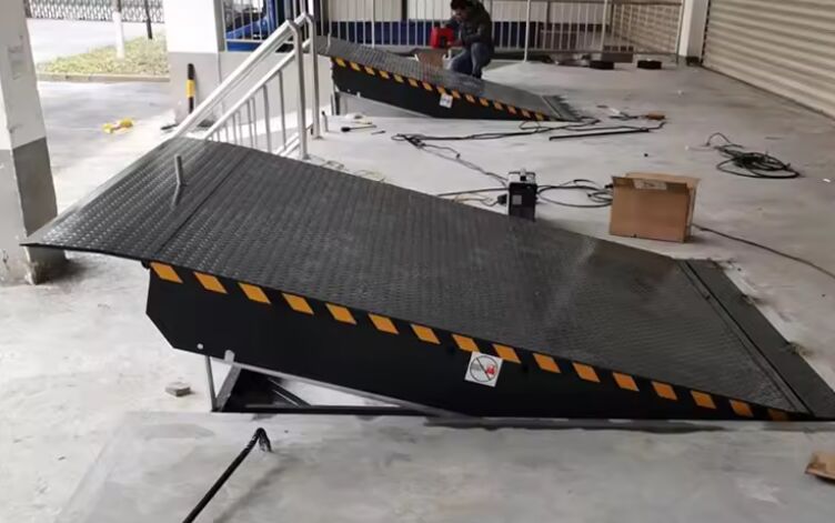 8T /10T Kapazität Hydraulische Tonnen Lager Anpassbare Plattformgröße Werkstatt Automatische Dockplatten Docktür-Nivellierer 25000-40000LBS Sicheres Design